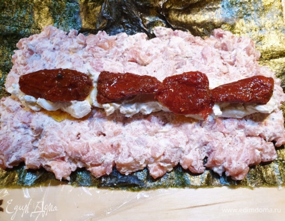 В центр выложим оставшийся творожный сыр с зеленью и вяленые помидоры.