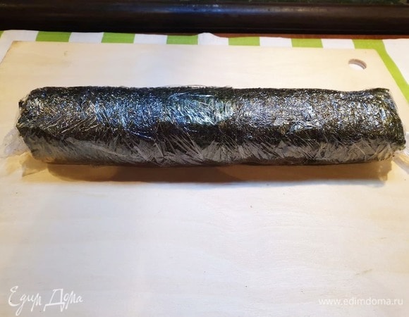 С помощью пленки сформируем рулет.