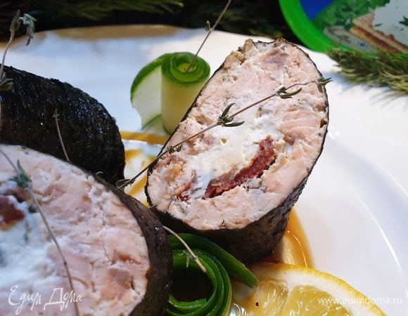 Готовый рулет нарезаем на порционные кусочки и подаем к столу. Рыбка получилась очень нежная, сливочная и сочная.