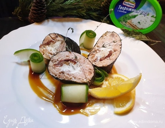 Подаем рулет с долькой лимона и свежими овощами. Приятного аппетита!