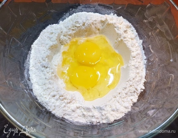Замесим тесто из муки, яиц, соли и оливкового (растительного) масла.