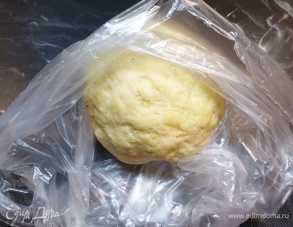 Уберем тесто в мешочек, пусть отдохнет, пока готовим начинку.