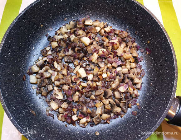 Грибы и лук мелко нарежем и обжарим в небольшом количестве оливкового (растительного) масла.