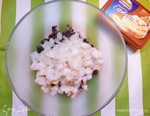 Крупно нарежем морские гребешки и креветки, смешаем с остывшими грибами и 150 г плавленого сыра.