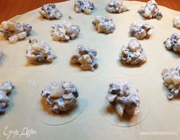 Тесто тонко раскатаем, сделаем разметку для равиоли. Выложим начинку.