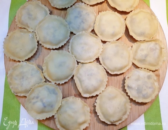 Подготовим равиоли любым удобным для себя способом. Я накрываю начинку второй частью теста и вырезаю одинаковые заготовки. Сформированные равиоли варим в закипевшей подсоленной воде в течение 4–5 минут.