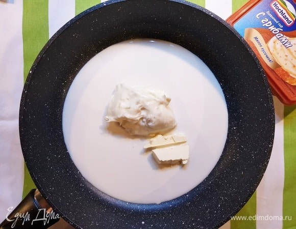 Из оставшегося сыра, сливочного масла и сливок приготовим соус. Выложим все ингредиенты в сотейник и на среднем огне доведем соус до желаемой степени загустения.