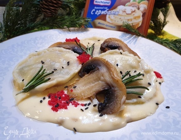 Подаем равиоли с морепродуктами и грибами, выложив их на соус. Для одной порции достаточно 3–4 равиоли.