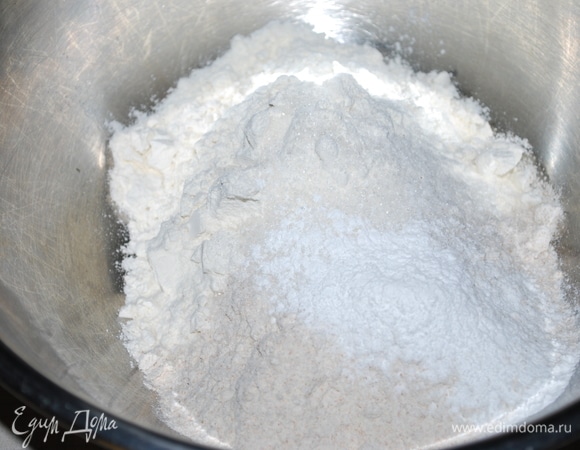 В миске смешайте оба вида муки, соль, сахар и разрыхлитель.