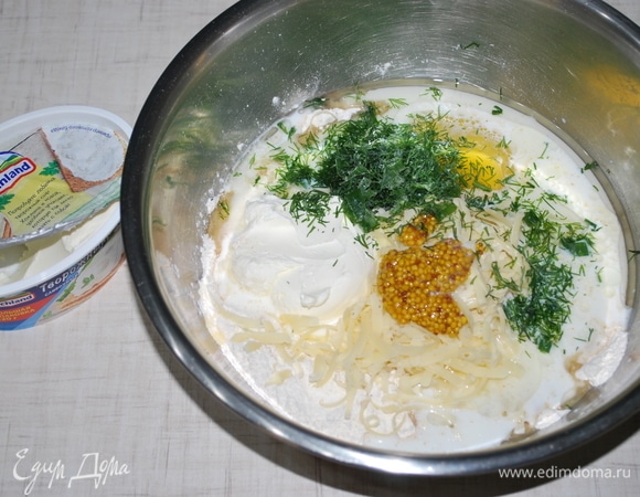 Добавьте остальные ингредиенты: творожный сыр Hochland, молоко, растительное масло без запаха, твердый сыр (натертый на терке), одно яйцо, дижонскую горчицу и укроп.