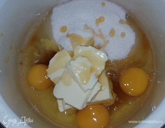 Берем две кастрюли: одну поменьше, другую побольше. В большую наливаем воду и ставим на средний огонь. В маленькую кастрюлю выкладываем сахар, сливочное масло, яйца и мед. Маленькую кастрюлю ставим в большую, постоянно помешивая, доводим смесь до однородного состояния.