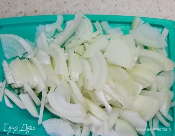Лук нашинковать четвертинками и отправить жариться на среднем огне на растительном масле с добавлением маленькой щепотки соли (так как впереди ждет аджика).