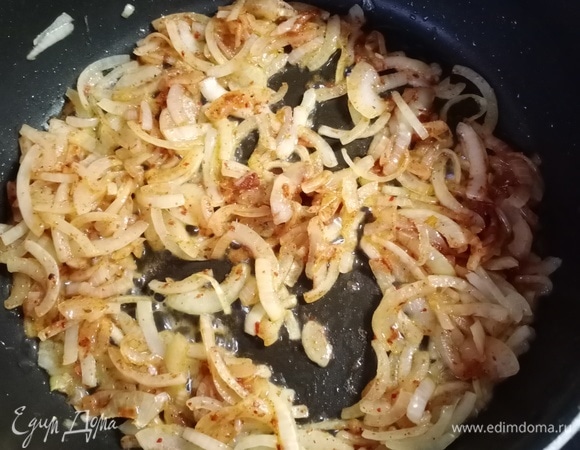 Минут через 10 лук поменяет цвет и аромат, и это самое время для добавления аджики. Изначально я положила в блюдо 2 полные чайные ложки, но в следующий раз при таких же количествах ингредиентов буду добавлять 3 полные ложки. И подержали посуду с луком на огне еще минут 5.