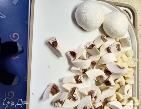 К этому времени у нас готовы шампиньоны (почищены и нарезаны). У меня были крупные, и я нарезала шляпки на 8 частей, а ножки — как получилось.
