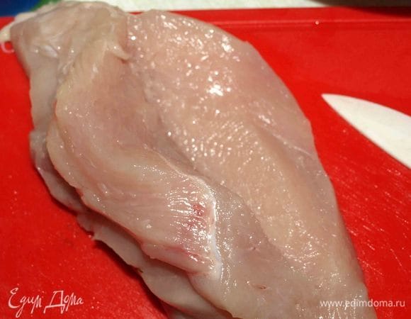 Куриное филе промыть, обсушить. Сделать надрез в виде кармана.