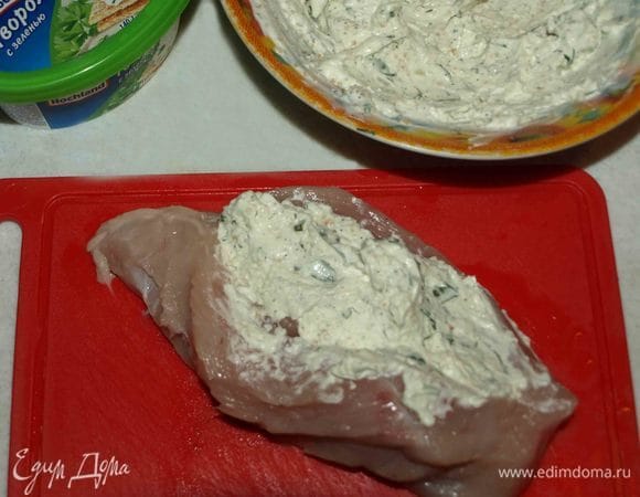 Заполняем надрез приготовленной сырной массой.