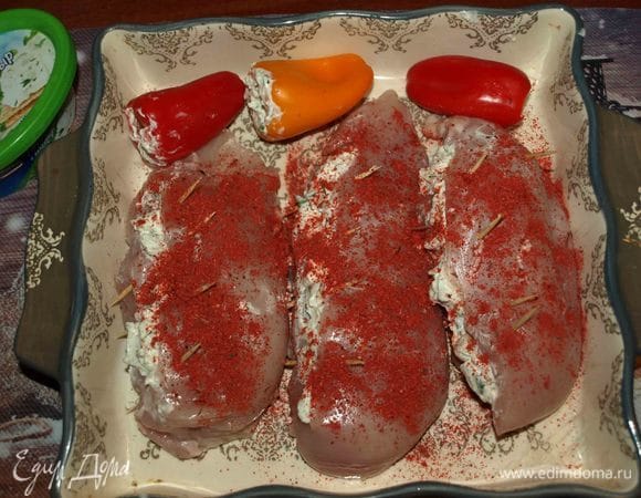 Выкладываем подготовленное филе в форму для запекания. Посыпаем сверху приправой для курицы. И отправляем в заранее разогретую до 180ºС духовку на 30 минут.