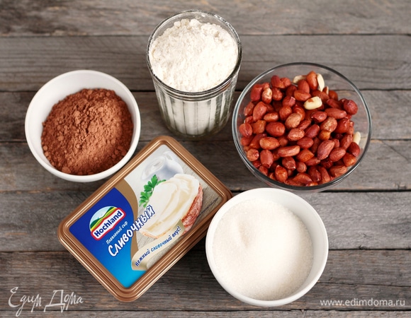 Подготовить необходимые для приготовления основы рулета ингредиенты. Вместо арахиса (вес указан без скорлупы) любители могут использовать грецкий орех или фундук.