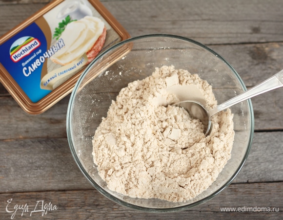 Муку пшеничную предварительно просеять и обжарить на сухой сковороде до румяного оттенка. Можно в микроволновой печи, но разделить на две порции. При приготовлении в СВЧ перемешивать через каждую минуту, но стоит учитывать, что мука вне печи продолжает обжариваться, даже если холодная на ощупь.