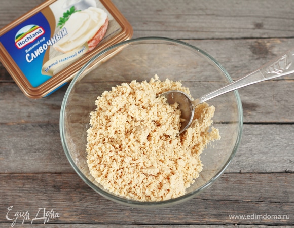 Арахис обжарить на сухой сковороде или в микроволновой печи (через каждую минуту перемешивать). После остывания очистить от оболочки и измельчить удобным для вас способом в мелкую крошку, можно оставлять кусочки, но не очень крупные, иначе при сворачивании основа будет более подвержена разрывам.