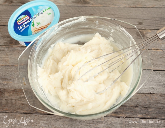 Смешать в миске для СВЧ или кастрюле/сотейнике сахарный песок, ванилин, просеянные крахмал кукурузный и муку рисовую, залить холодным молоком и тщательно перемешать венчиком. Варить до загустения, непрерывно перемешивая. При приготовлении в СВЧ перемешивать через каждую минуту (при мощности 800 Вт достаточно 3–4 минуты). Остудить.