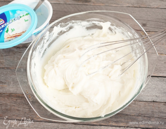 В остывший крем добавить творожный сыр Hochland «Сливочный» и вымешать до однородной консистенции.