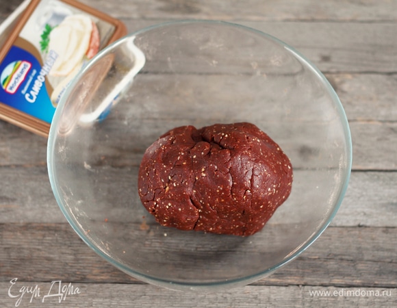 Теперь из обжаренной муки и молотого арахиса (их, кстати, можно заготовить за два-три дня ранее) приготовить основу для рулета. Смешать их в миске, добавив сахарный песок и какао-порошок. Добавить в полученную смесь плавленый сыр Hochland «Сливочный» и тщательно вымесить тесто. По желанию можно добавить 1–2 ст. л. алкоголя (виски, ром, коньяк, бальзам).