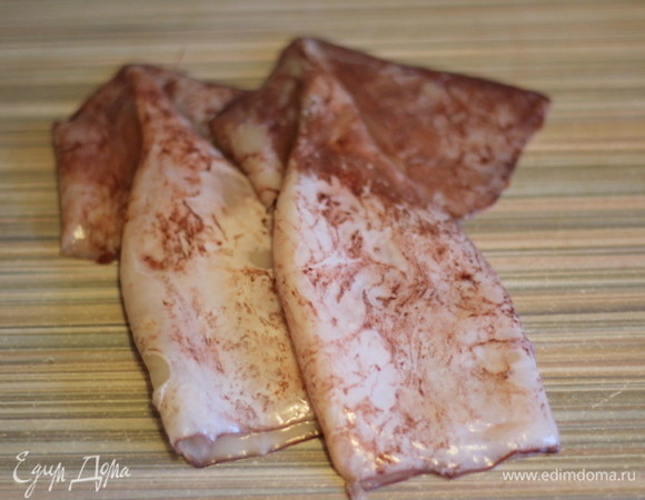 Тушки кальмаров хорошо промыть, ошпарить кипятком и снять пленку. Если вы купили уже очищенные, этот шаг пропускаем.