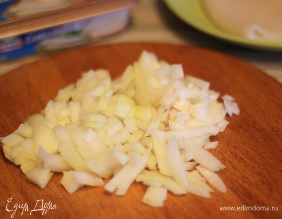 Лук нарезать мелко.