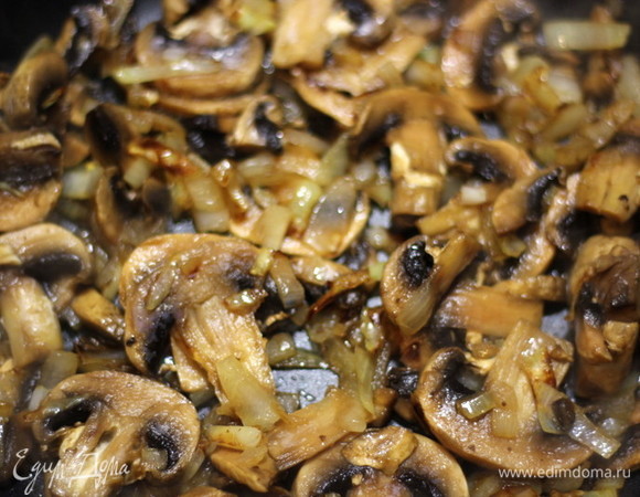 Грибы нарезать пластинками и обжарить с луком, можно взять замороженные, у меня шампиньоны.