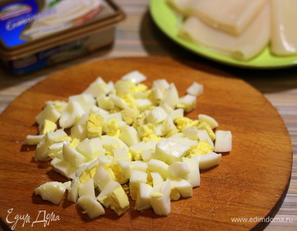 Яйца сварить вкрутую, нарезать средними кусочками.