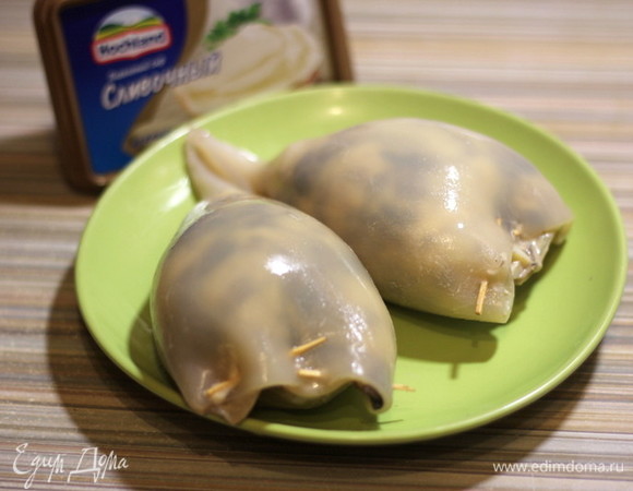 Тушки кальмаров наполнить фаршем, слишком плотно не нужно наполнять, т. к. при запекании тушки уменьшаются в объеме, и фарш может выйти наружу. Страшного ничего нет, но будет не так эстетично выглядеть:) Чтобы предотвратить это, сколите края тушки зубочистками. Завернуть в фольгу.