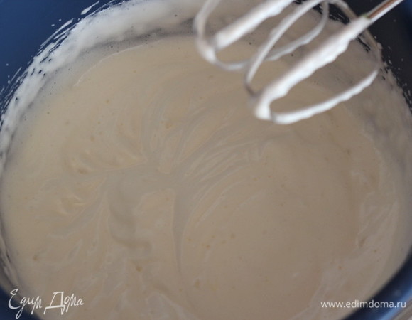 Для бисквитного теста взбиваем яйца с сахаром до белой воздушной массы. Масса при взбивании должна увеличиться в 2,5–3 раза. После постепенно добавляем муку и промешиваем на малых оборотах миксера.