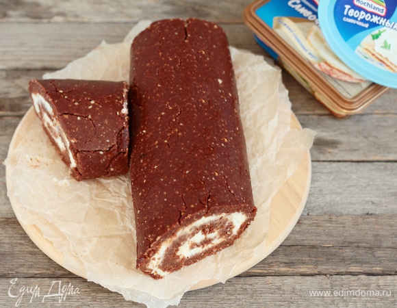 Готовый рулет освободить от пленки. Сначала подровнять один торец, а затем отрезать с этой же стороны небольшую часть для создания сучка́, но немного под углом. Этот сучок присоединить в желаемом месте, аккуратно его (сучок) слегка придавить в месте стыка лезвием ножа, чтобы в последствии получился ровный изгиб.