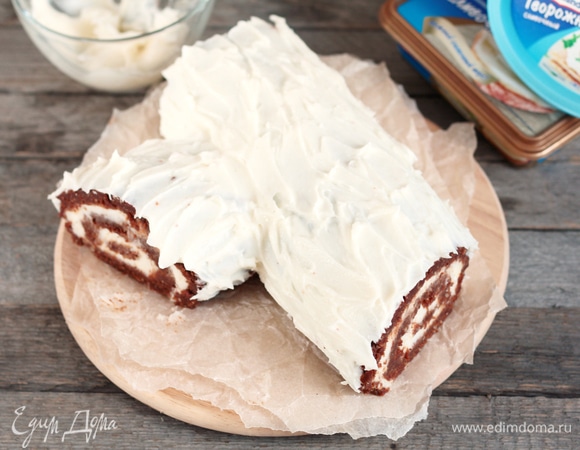 Нанести отложенный крем. В принципе, торт уже готов для подачи. Но можно украсить, например, мастикой или имитировать древесную кору из растопленного шоколада.