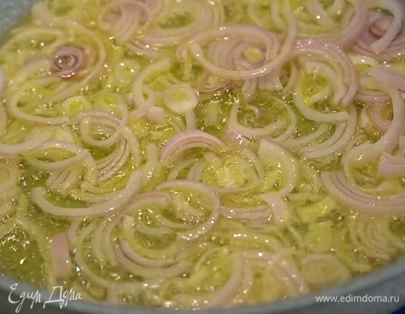 Шалот почистить, нарезать полукольцами и обжарить в глубокой сковороде на оливковом масле.