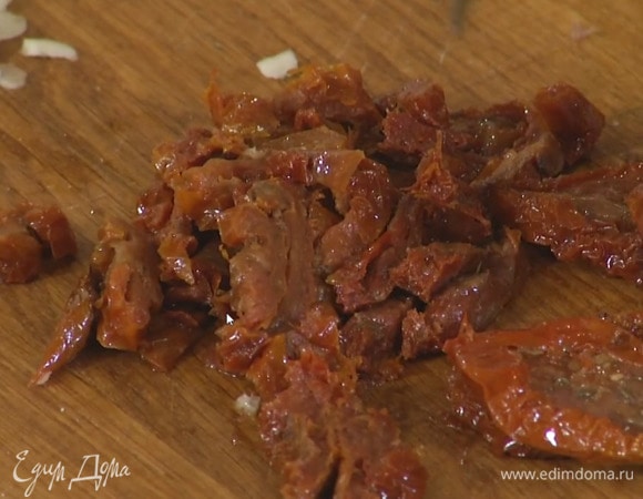 Вяленые помидоры порезать полосками.