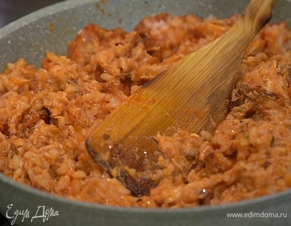 Мясо цыпленка отделить от костей, нарезать небольшими кусочками, выложить в сковороду, слегка посолить и поперчить, добавить рис, еще раз посолить, перемешать и снять с огня, затем влить мед и еще раз перемешать.