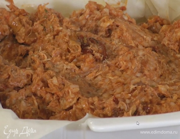 Сливочное масло растопить на медленном огне, смазать жаропрочную керамическую форму и, формируя бортики, уложить один на другой 4 листа фило, смазав маслом каждый из них, кроме последнего, затем равномерно выложить куриную начинку.