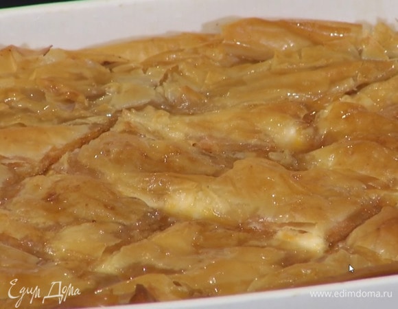 Сахар всыпать в маленькую кастрюлю, добавить немного воды, сварить сироп и полить готовую пахлаву.