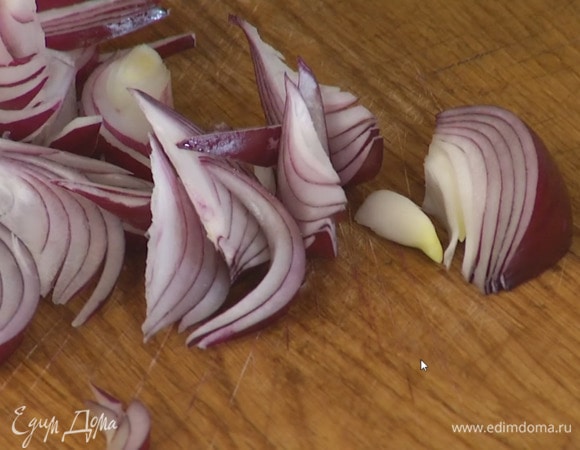 Красный лук почистить и нарезать тонкой соломкой.