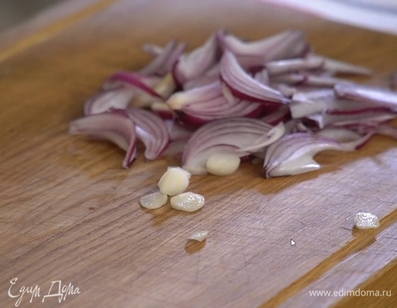 Чеснок почистить и нарезать тонкими пластинками.