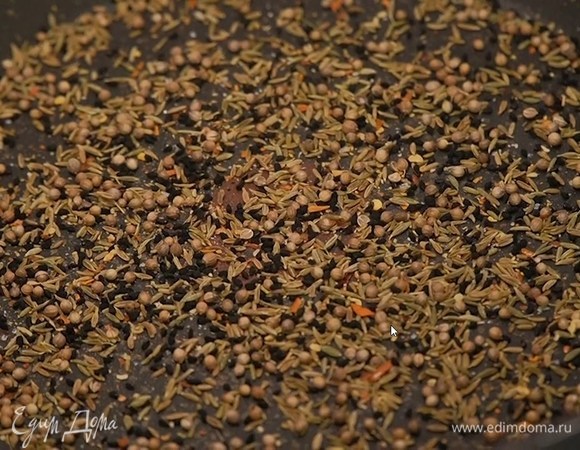 Разогреть сухую сковороду, всыпать зиру, кориандр, оба вида тмина, хлопья чили и все прогреть.
