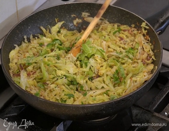 Нашинковать савойскую капусту, добавить в сковороду, все перемешать и тушить под крышкой 10 минут, затем посолить, приправить горчицей, перемешать и снять с огня.