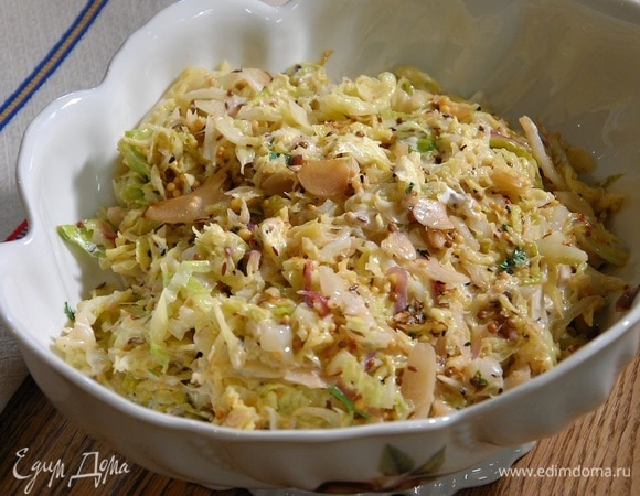 В готовую капусту добавить сметану, все еще раз перемешать и выложить на блюдо.<br />
 