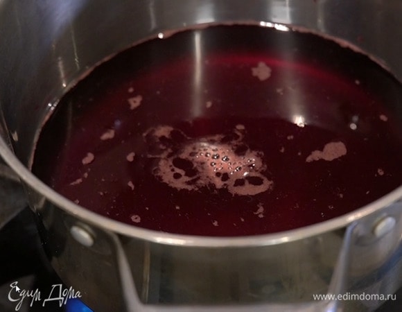 Гранатовый сок влить в кастрюлю, всыпать сахар, перемешать и довести до кипения, но не кипятить (сахар должен раствориться).