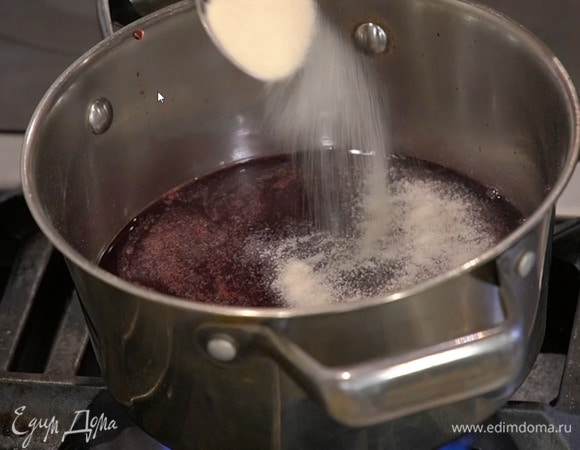 Добавить желатин, снять кастрюлю с огня и перемешивать, пока желатин не растворится, затем слегка остудить.