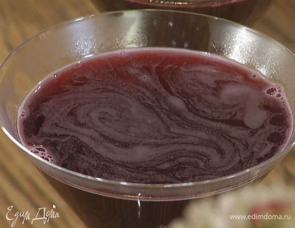 Разлить гранатовую массу по стеклянным бокалам и дать полностью остыть, затем отправить в холодильник на 2 часа.