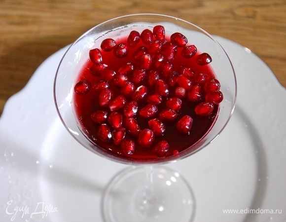 Из четвертинки граната вынуть зерна и украсить застывшее желе.