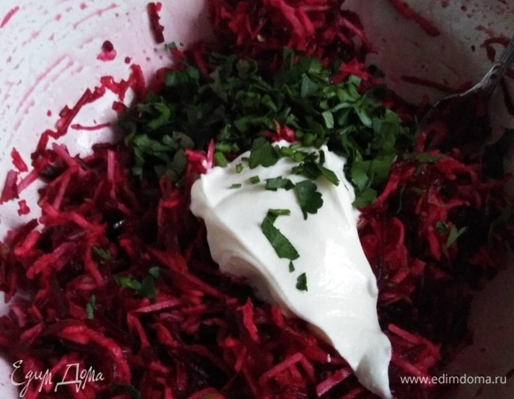 Посолить. Добавить сметану и измельченную зелень петрушки. Перемешать.